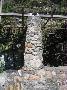 I "tupiun" oppure i "pilun" a sostegno delle vigne (40596 bytes)